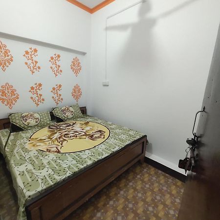Awadh Guest House Ayodhya Buitenkant foto
